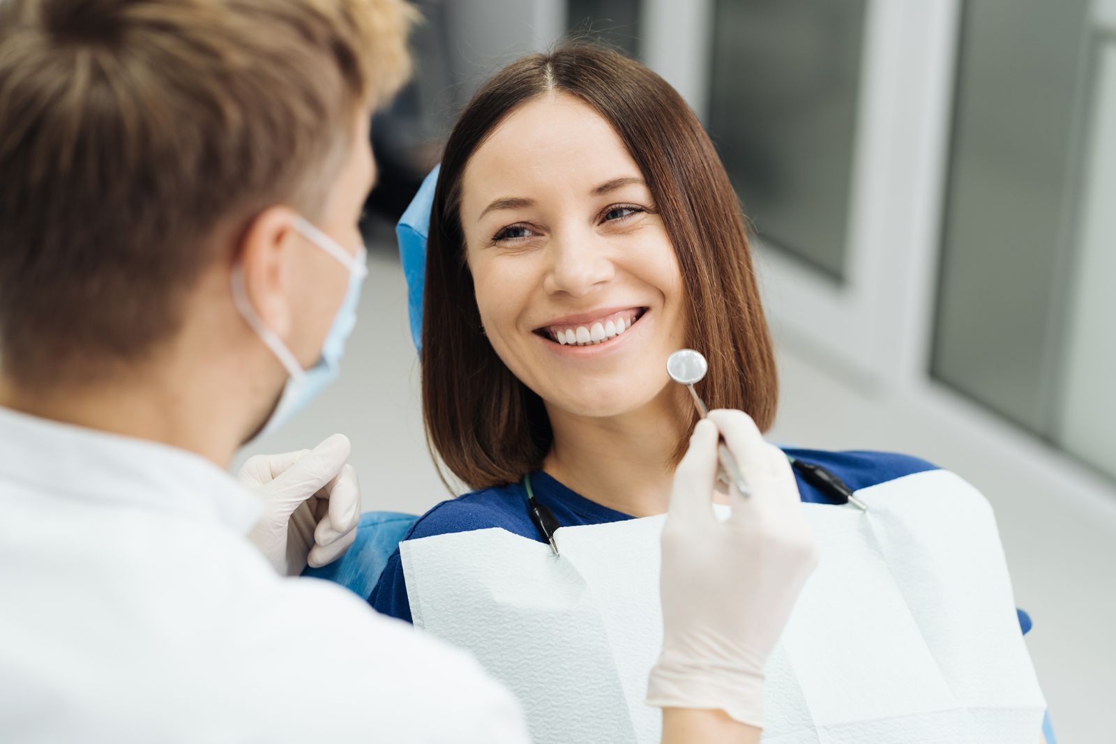 Paziente sorridente durante una visita in uno studio dentistico